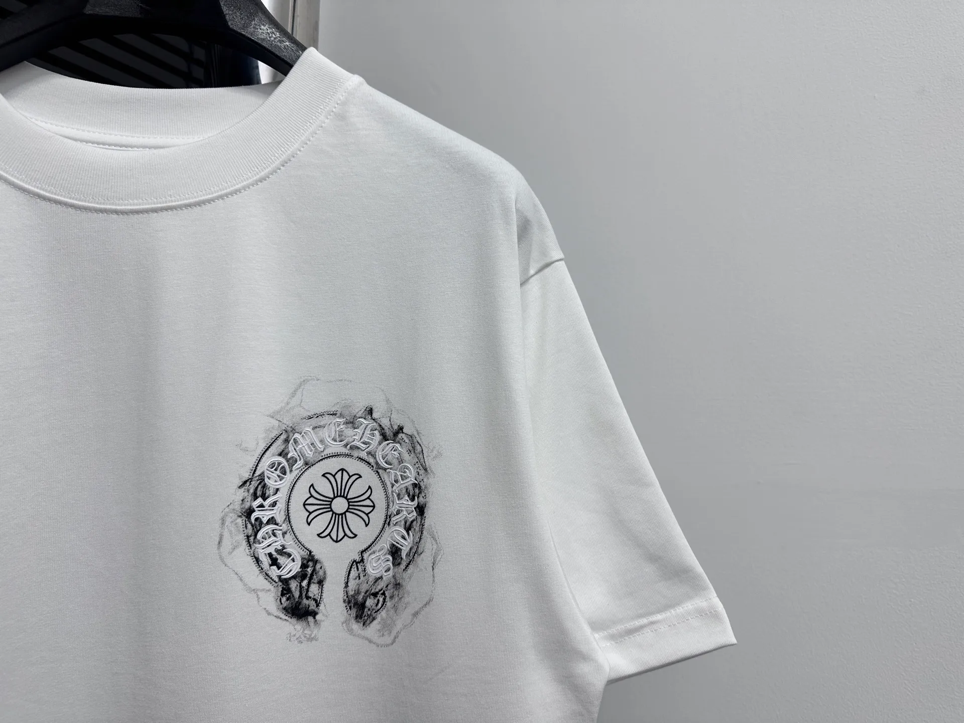 🅿️180 [ChromeHearts] ChromeHearts 24ss horseshoe pulped round neck T-shirt. Original fabric. Official same style. Short-sleeved T-shirt. Customized 260g same vat dyed fabric. Very comfortable to touch. Latest brick cabinet synchronization for spring and summer. Fashionable and personalized. Super versatile and good-looking. Very suitable for both men and women. Must-have style. Tag. Collar label. Washed wheat. Three labels complete. Color: black white. Size: XS-L.
